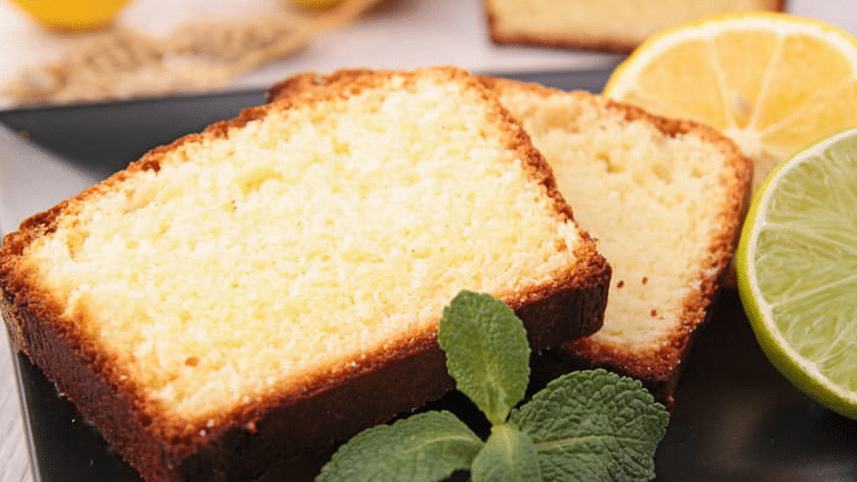 Découvrez le cake au citron moelleux nappé de sirop, une douceur fondante qui embaume votre maison en un instant